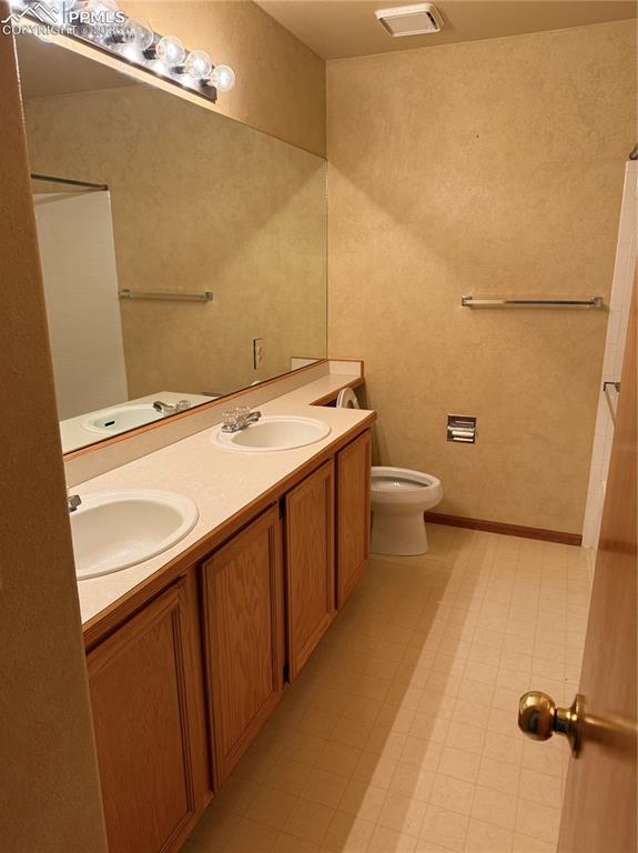 Image 22 of 31: Bathroom