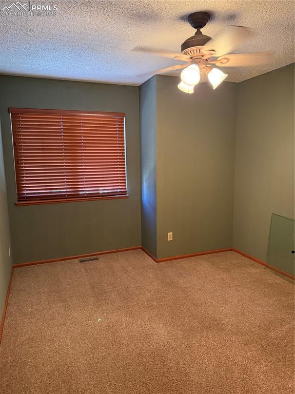 Image 25 of 31: Bedroom