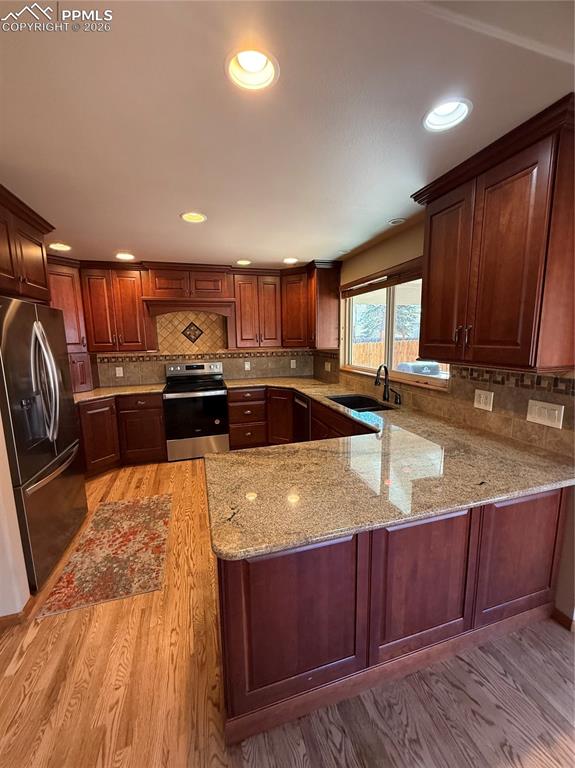 Image 4 of 31: Kitchen