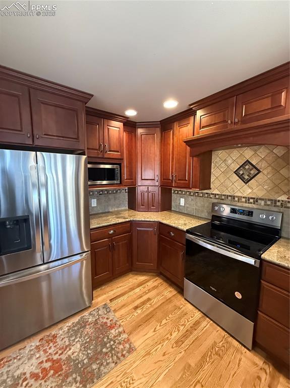 Image 6 of 31: Kitchen