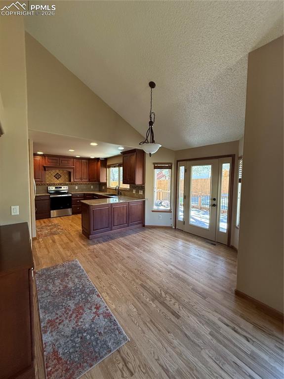 Image 9 of 31: Kitchen