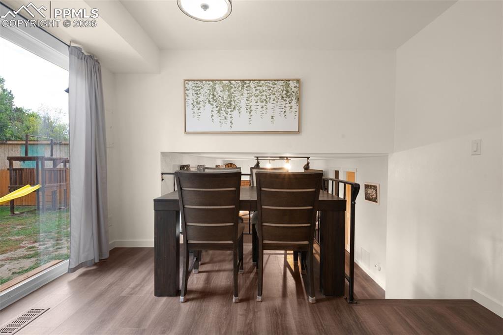 Image 11 of 29: Dining Area