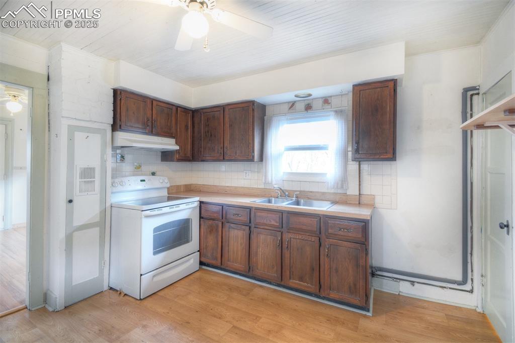 Image 10 of 25: Kitchen