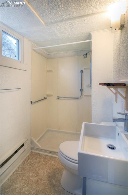 Image 16 of 25: Bathroom