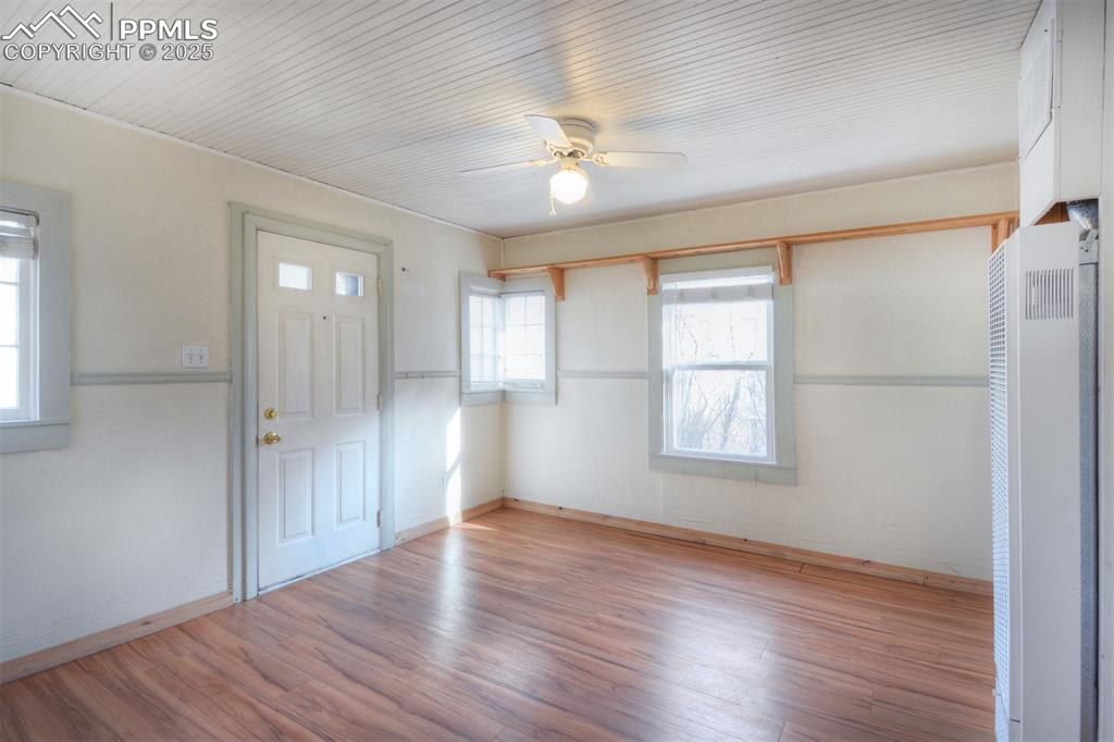 Image 7 of 25: Entry