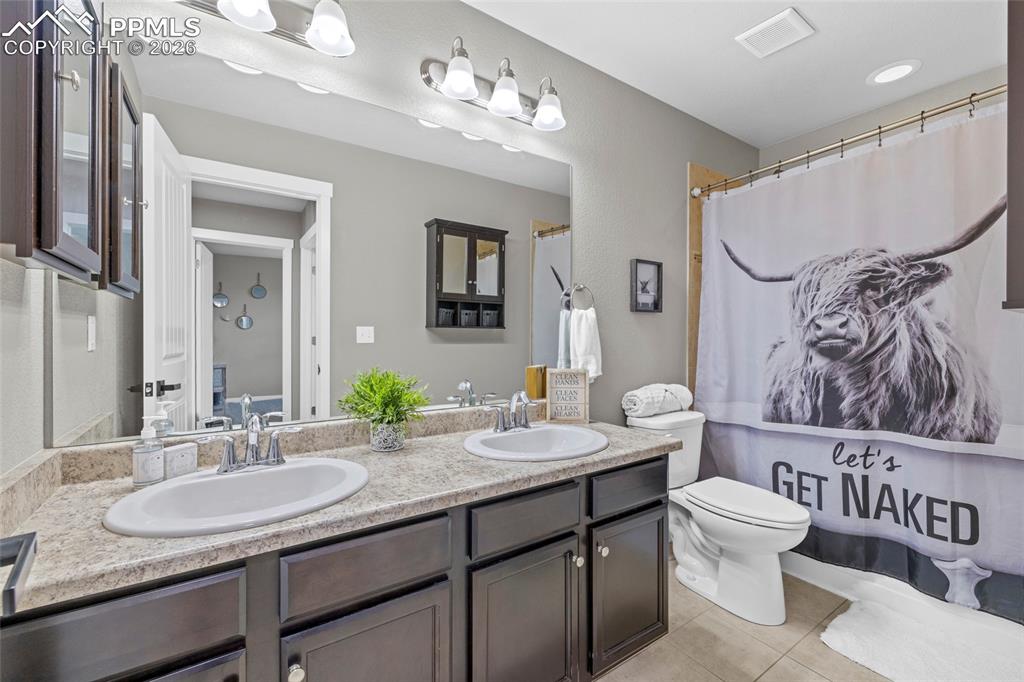 Image 21 of 34: Bathroom