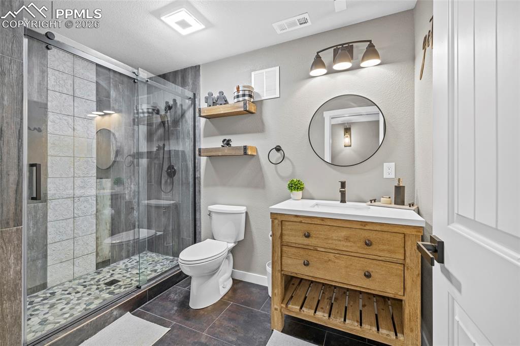 Image 30 of 34: Bathroom