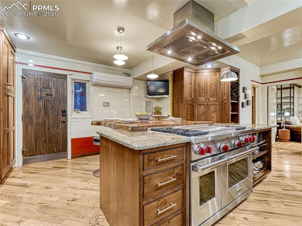 Image 17 of 50: Entry