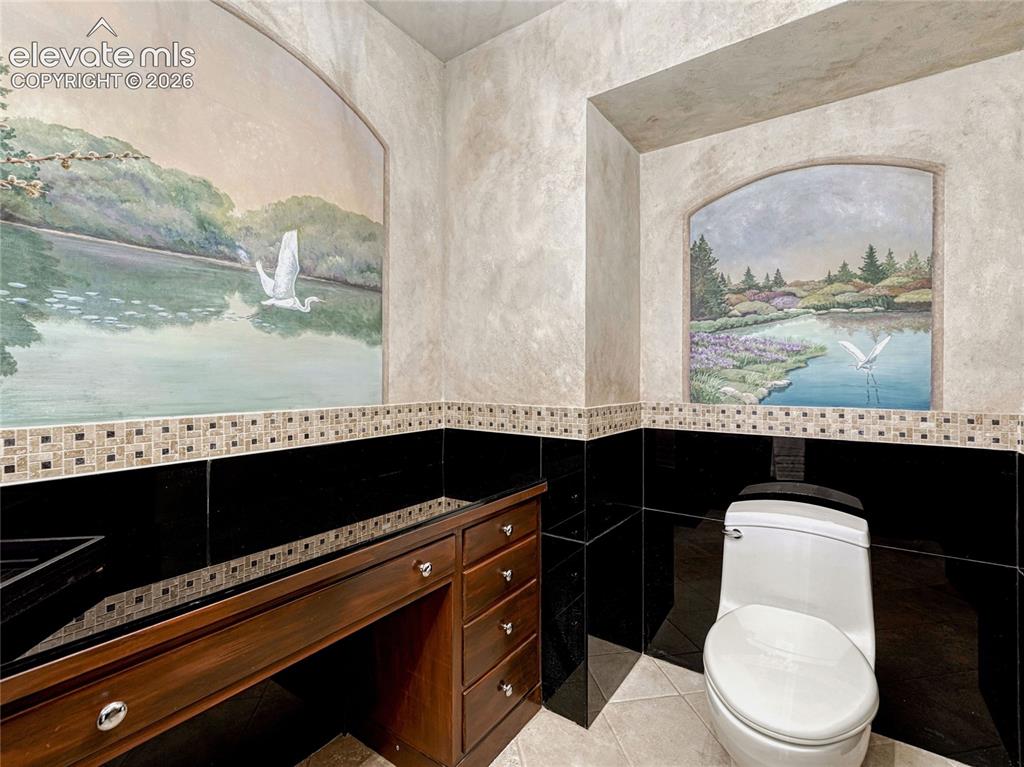 Image 18 of 50: Bathroom