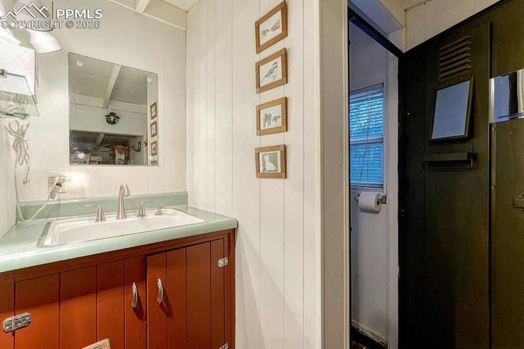 Image 45 of 50: Lower level cantina/wet bar.