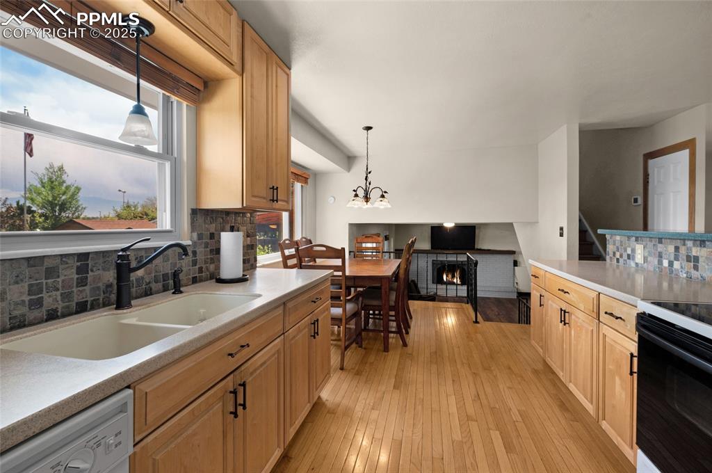 Image 12 of 45: Kitchen