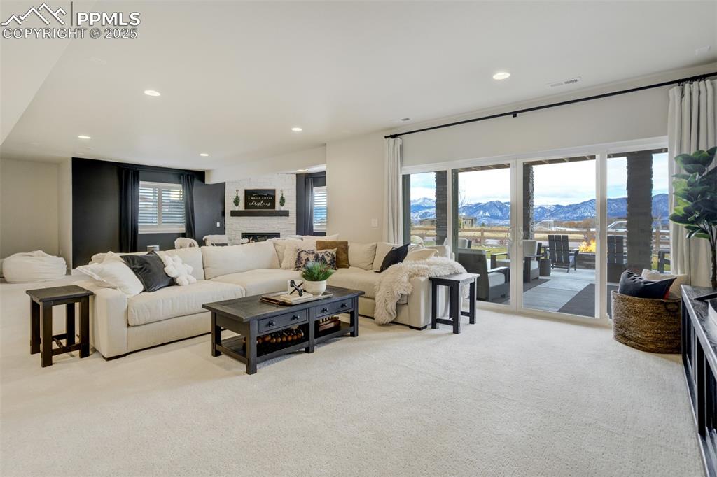 Image 28 of 47: Living Room