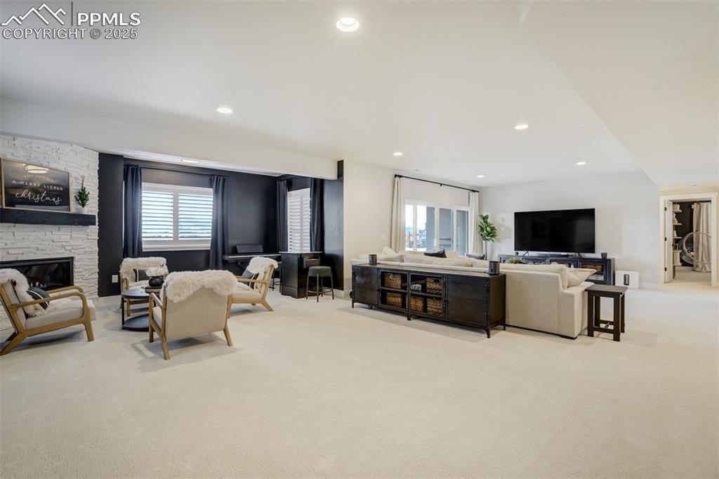 Image 29 of 47: Living Room