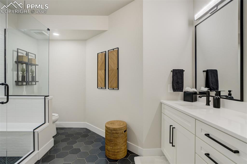 Image 32 of 47: Private bath attached to Junior Master Suite