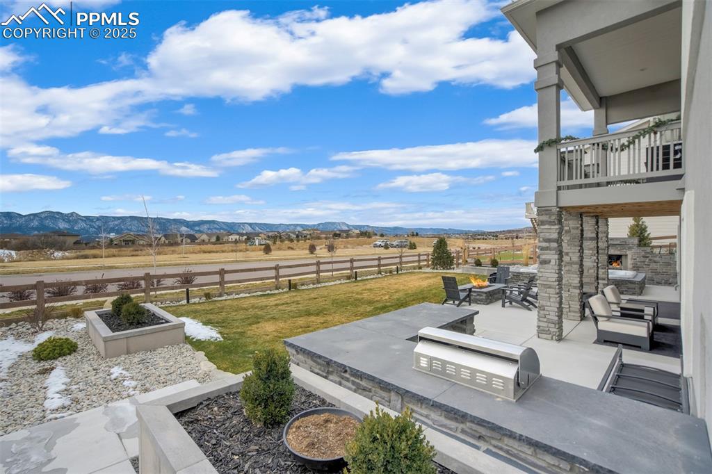 Image 39 of 47: Outdoor Kitchen