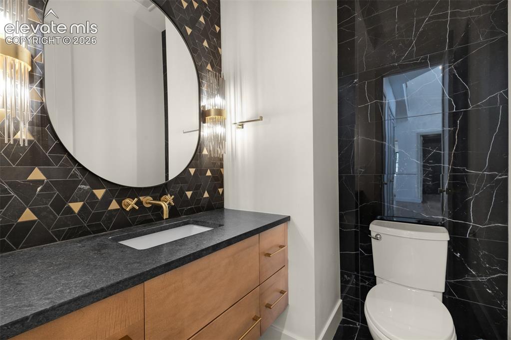 Image 7 of 7: Bathroom