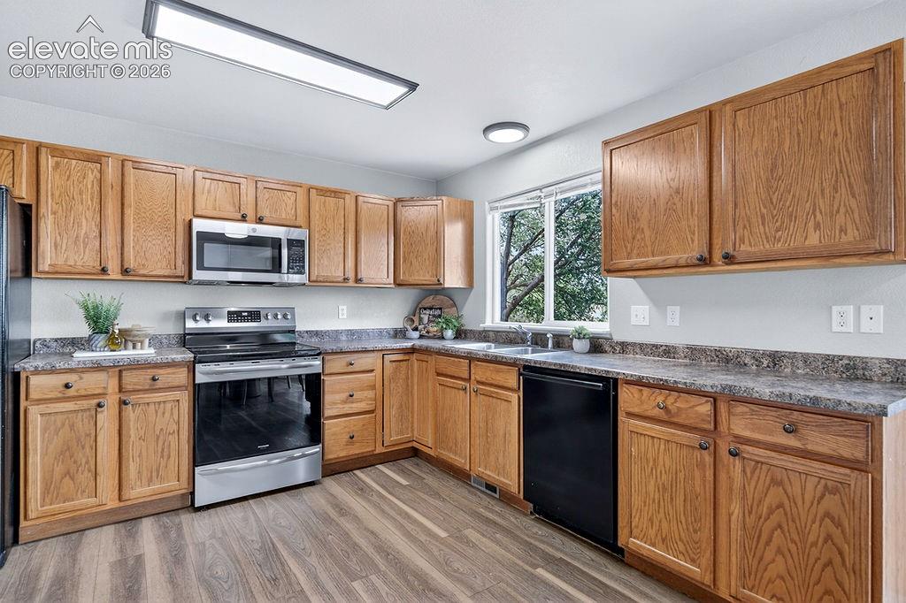 Image 15 of 43: Kitchen