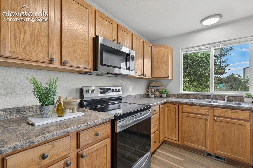 Image 16 of 43: Kitchen