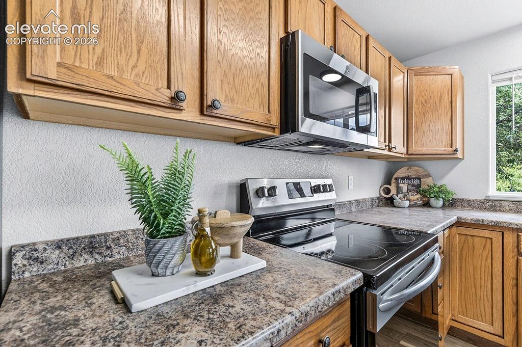Image 17 of 43: Kitchen