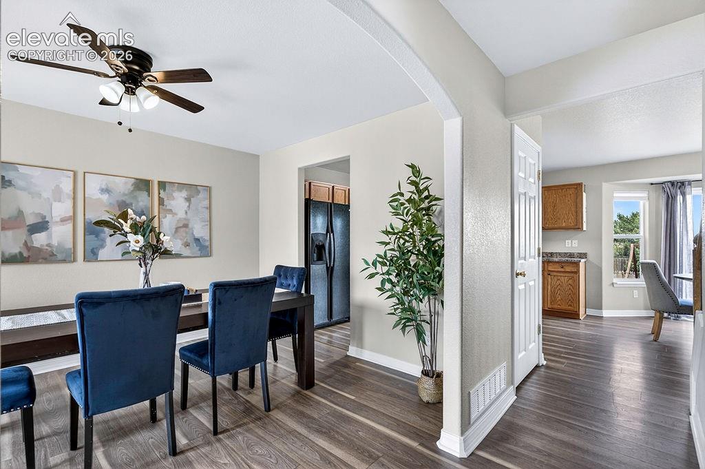 Image 21 of 43: Dining Area