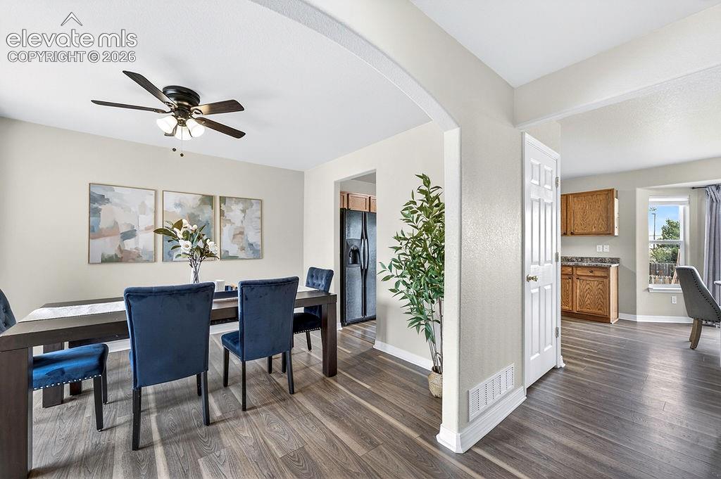 Image 22 of 43: Dining Area
