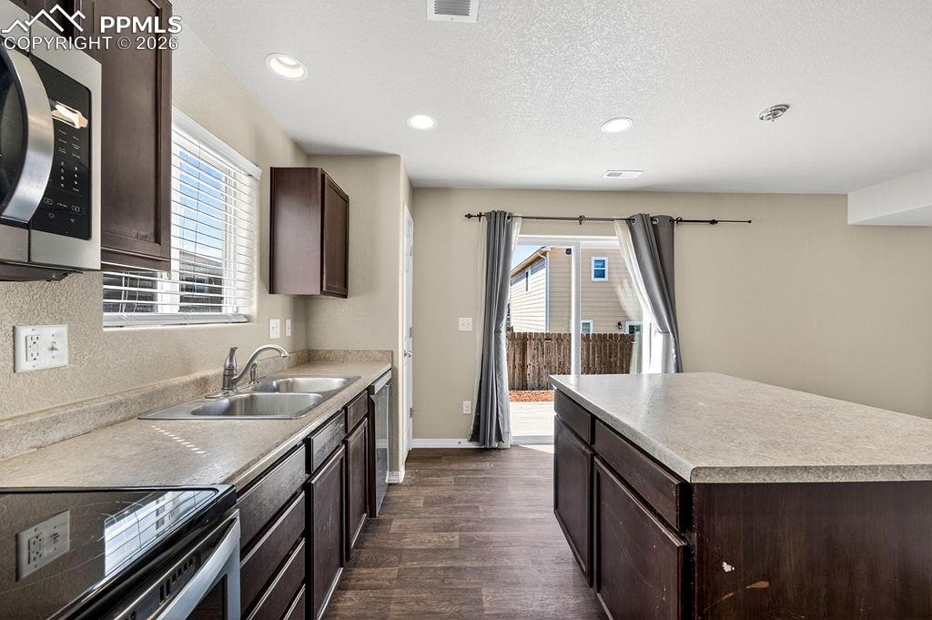 Image 11 of 26: Kitchen