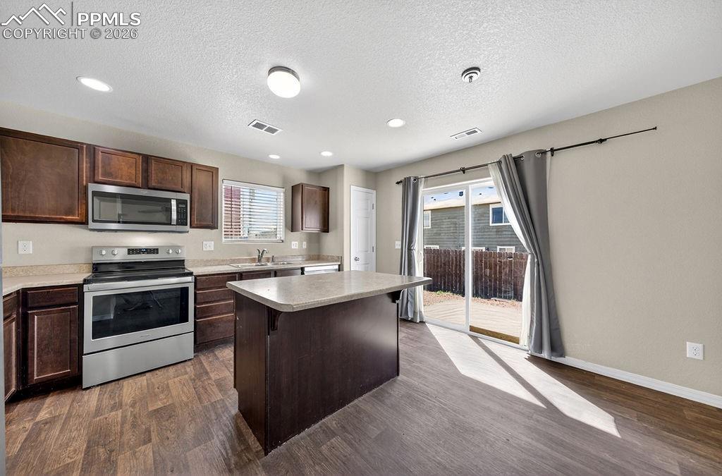 Image 13 of 26: Kitchen