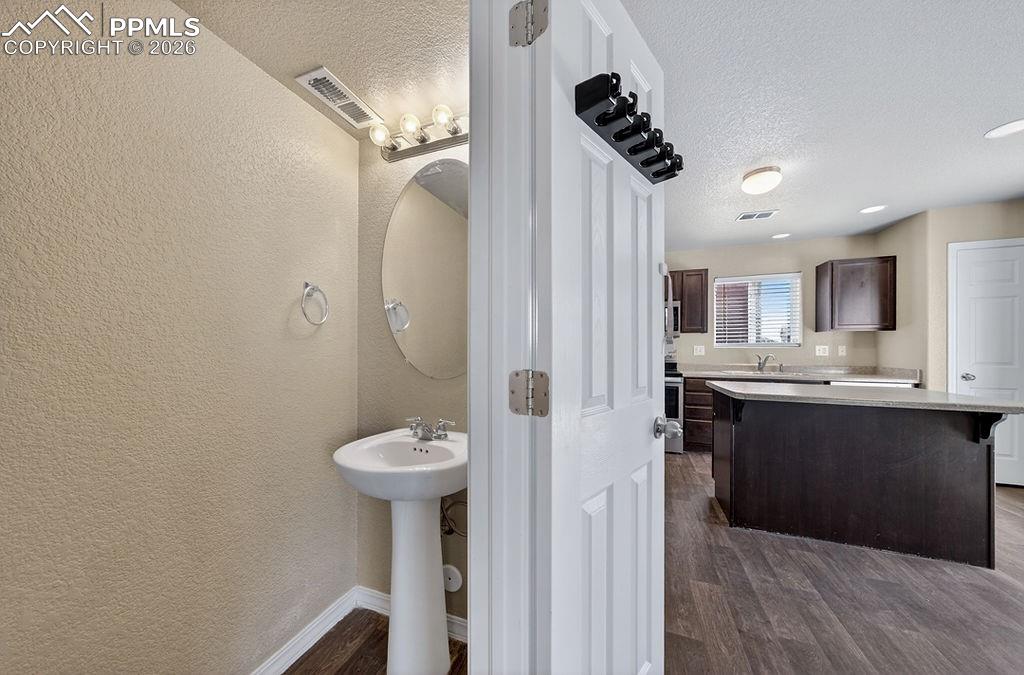 Image 14 of 26: Bathroom