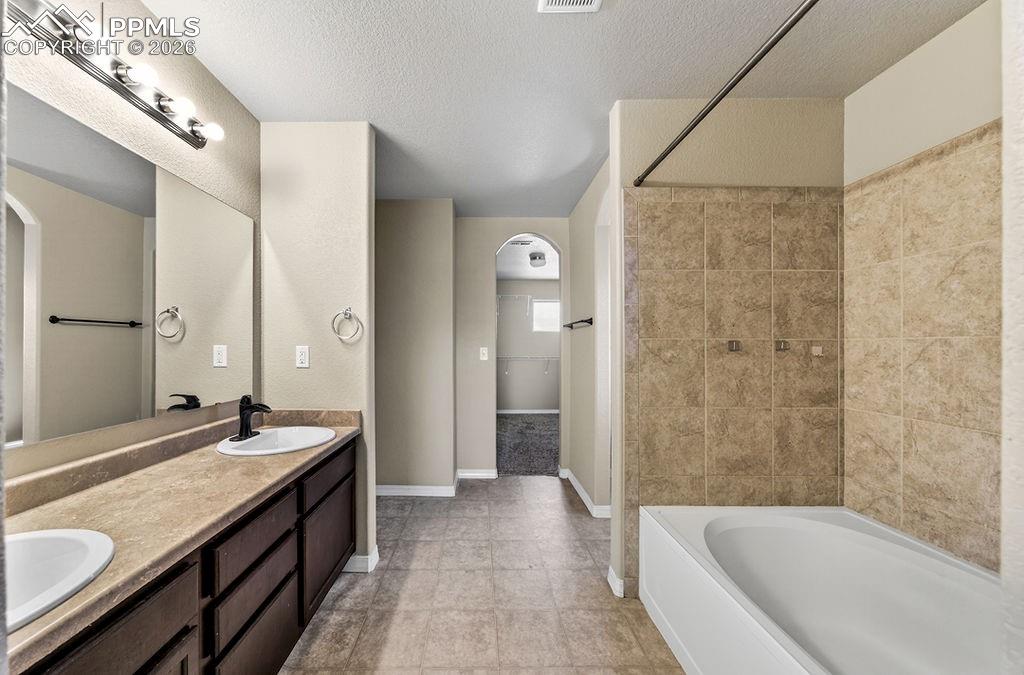 Image 19 of 26: Bathroom