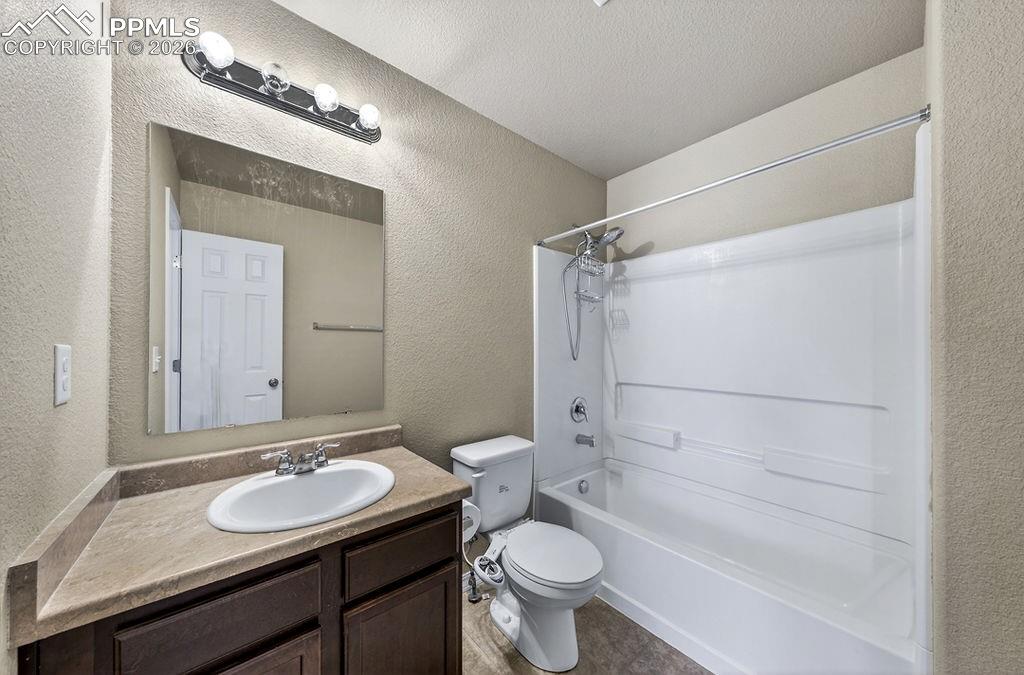 Image 25 of 26: Bathroom