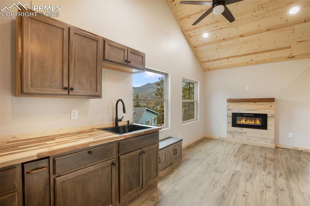 Image 11 of 50: Kitchen