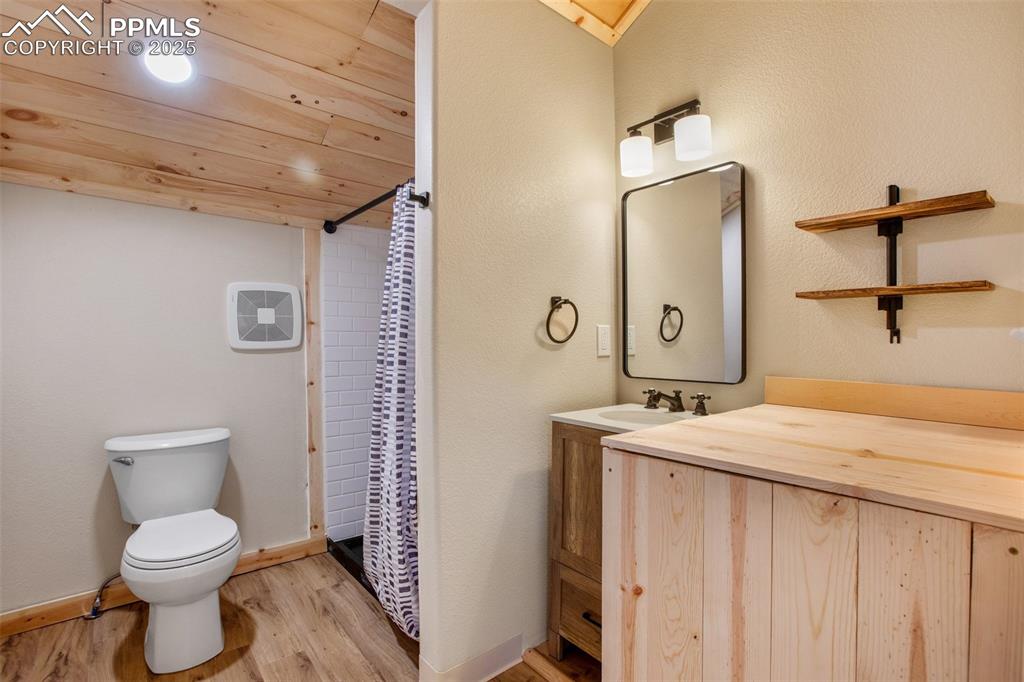 Image 15 of 50: Bathroom