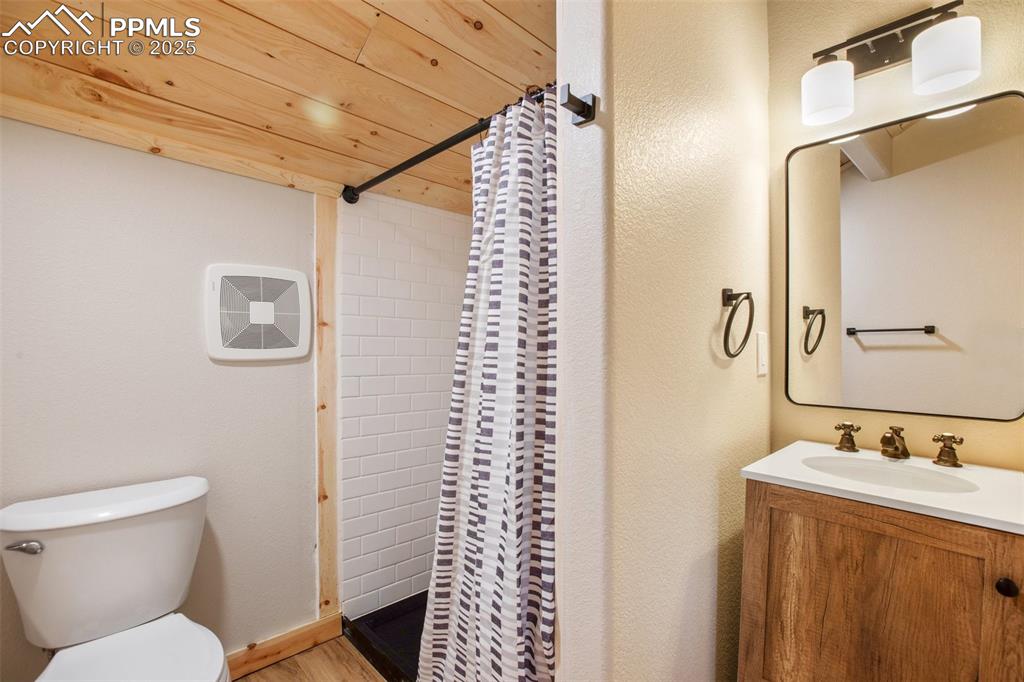 Image 16 of 50: Bathroom