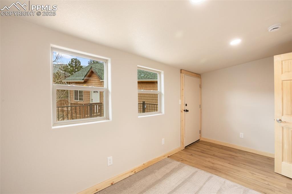 Image 19 of 50: Bedroom