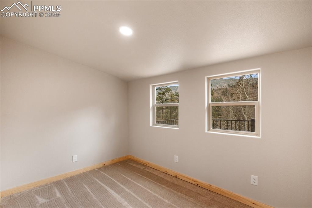 Image 22 of 50: Bedroom