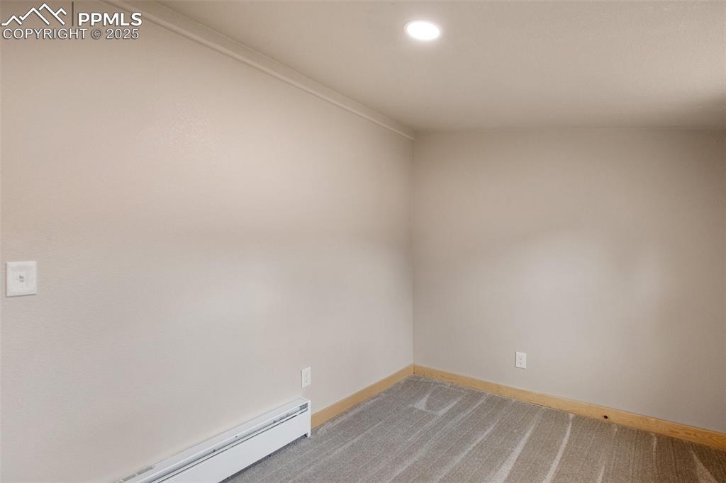 Image 23 of 50: Bedroom