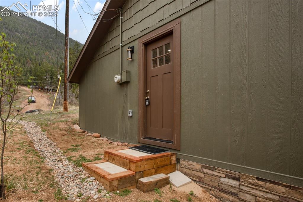 Image 30 of 50: Entry