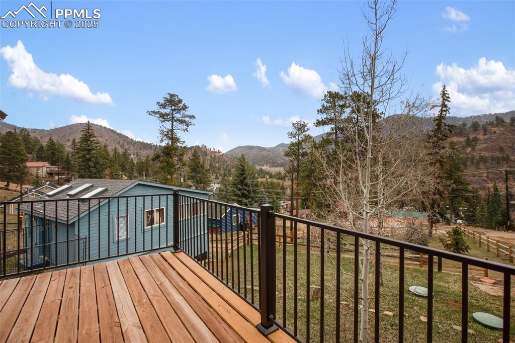 Image 33 of 50: Deck