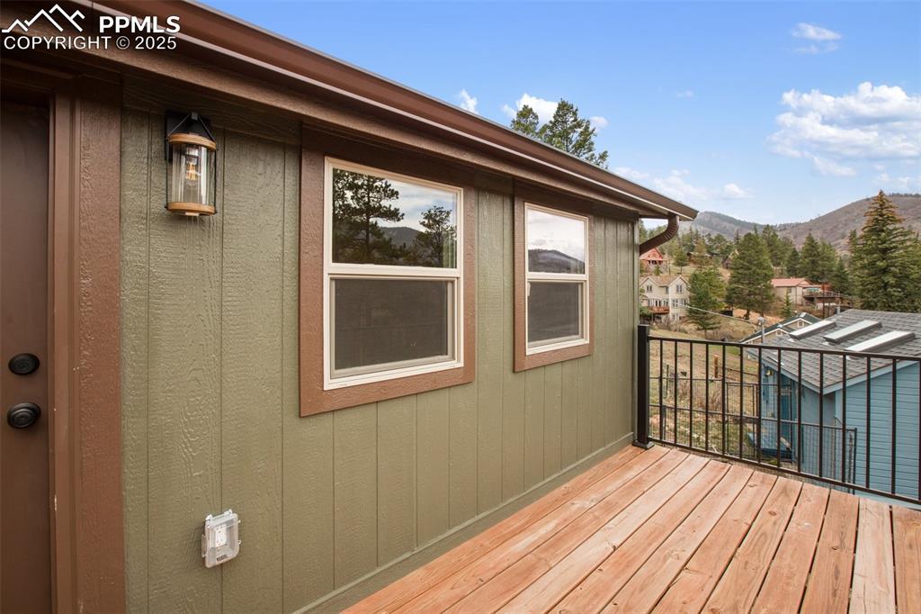 Image 35 of 50: Deck