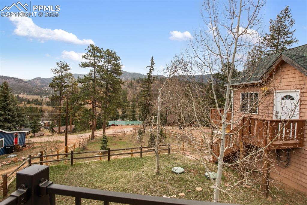 Image 40 of 50: Yard