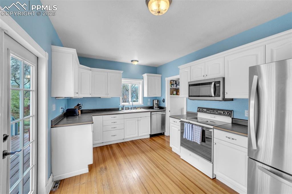 Image 15 of 47: Kitchen