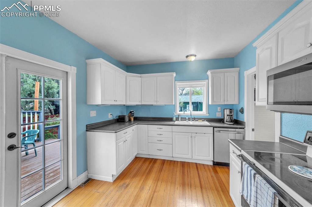 Image 16 of 47: Kitchen