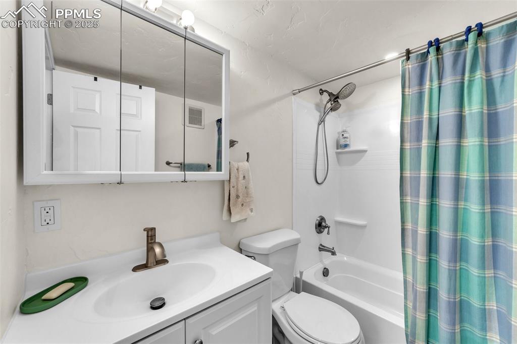 Image 43 of 47: Bathroom