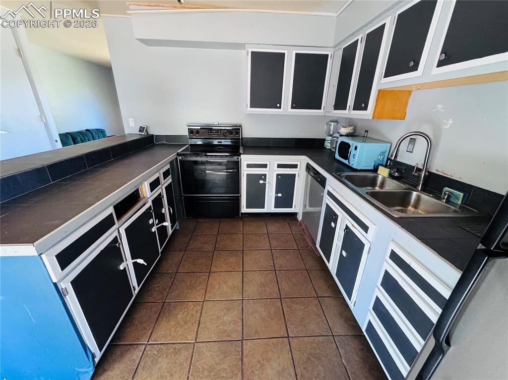 Image 10 of 23: Kitchen