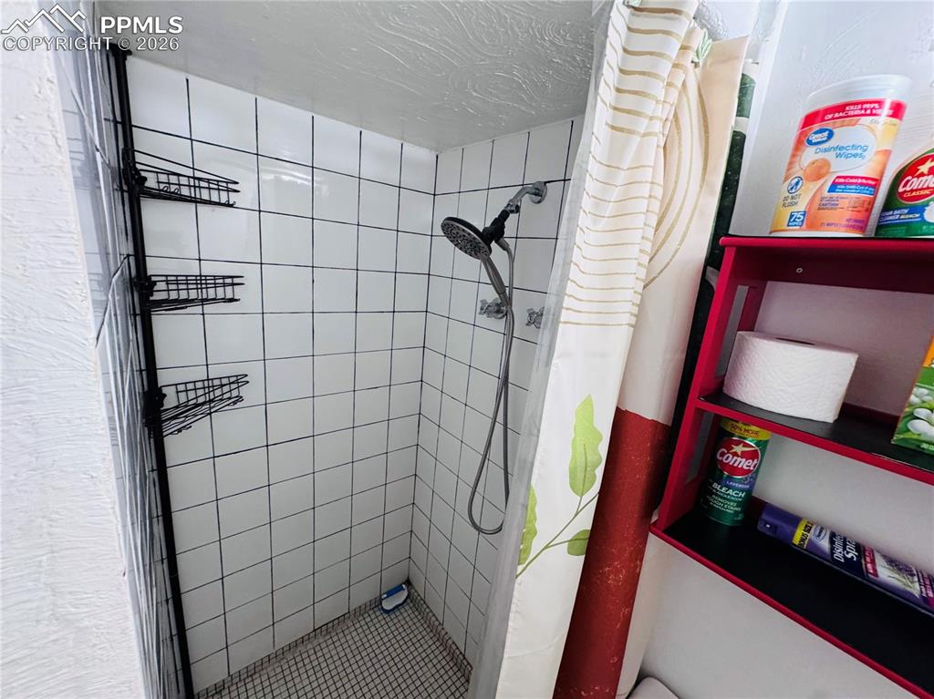 Image 18 of 23: Bathroom