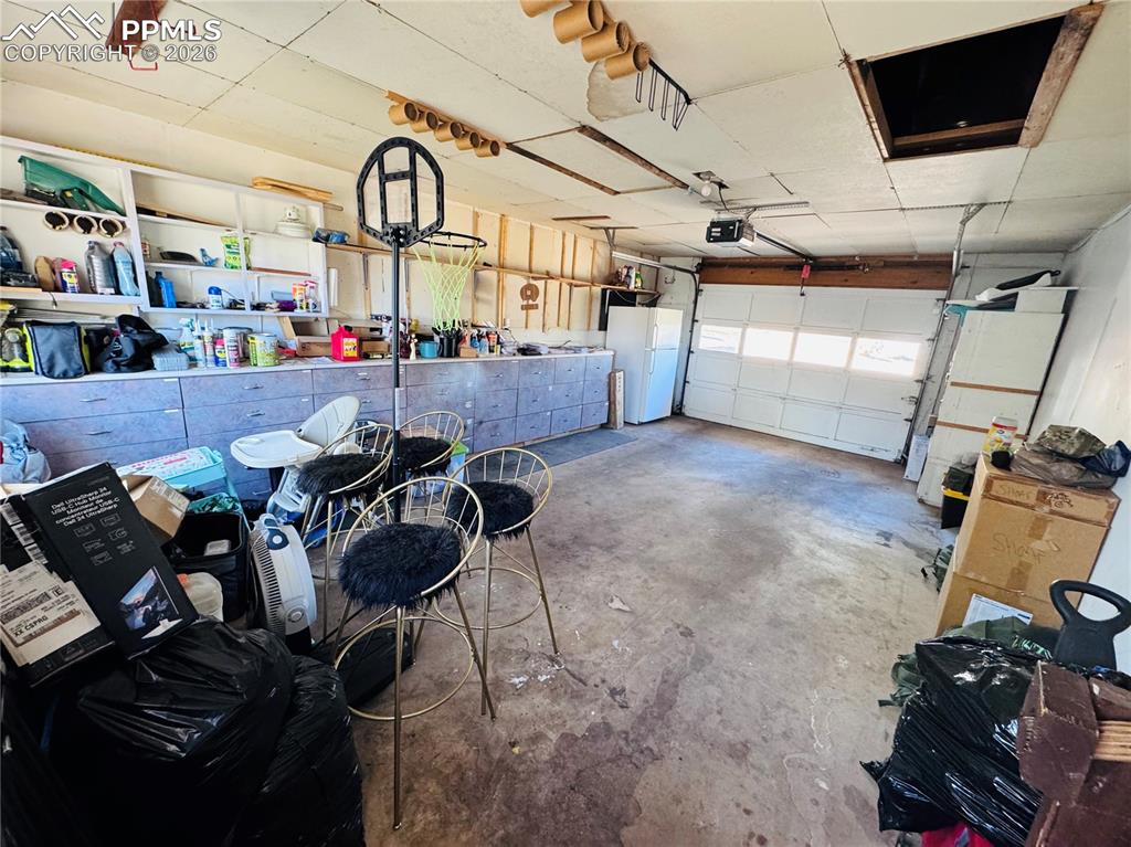 Image 21 of 23: Garage