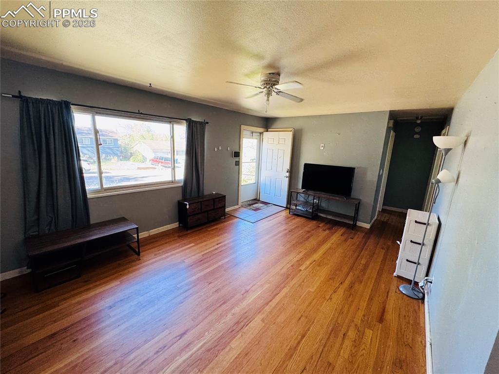 Image 4 of 23: Living Room