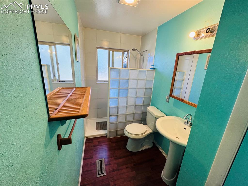 Image 5 of 23: Bathroom