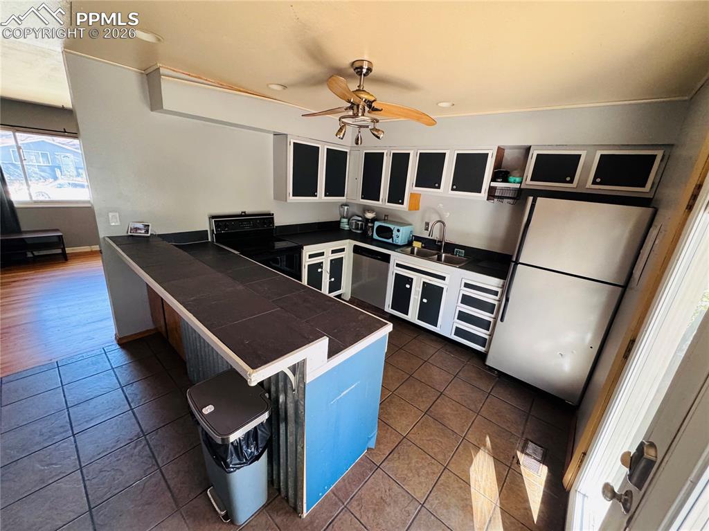 Image 9 of 23: Kitchen