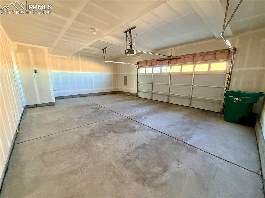 Image 23 of 23: Garage